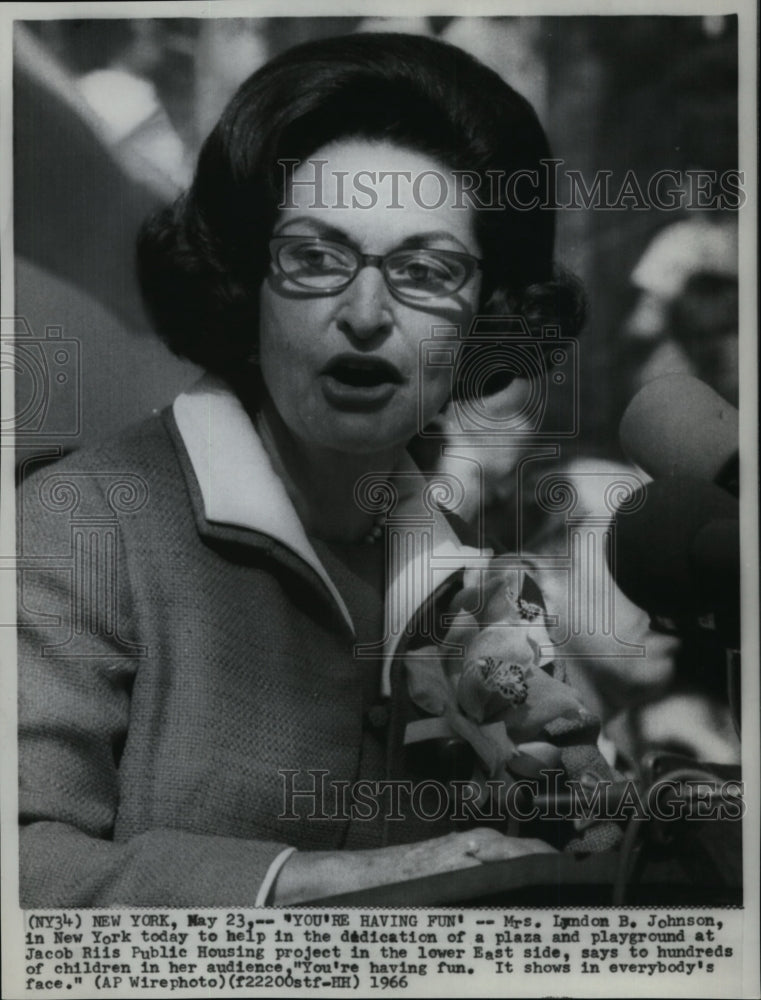 1966 Press Photo Mrs. Lyndon B. Johnson in New York to help in dedication - Historic Images