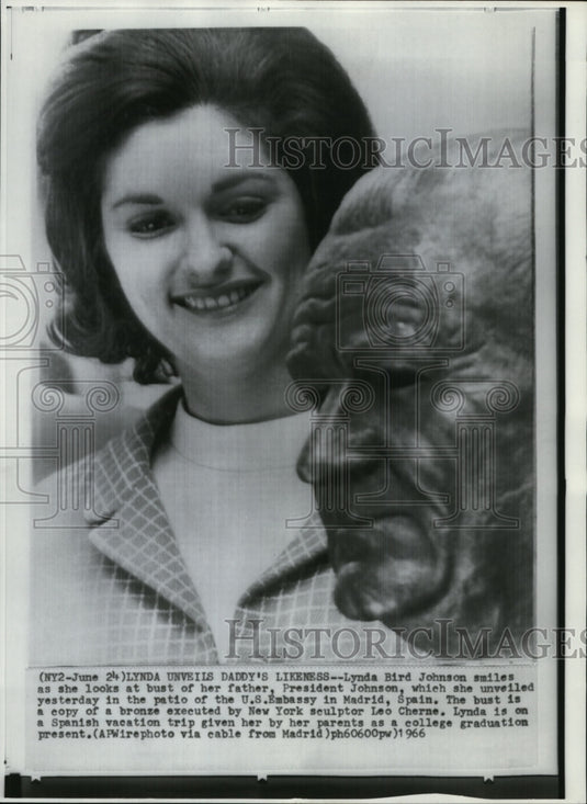1966 Press Photo Lynda smile as she looks at bust of her father in Madrid, Spain - Historic Images