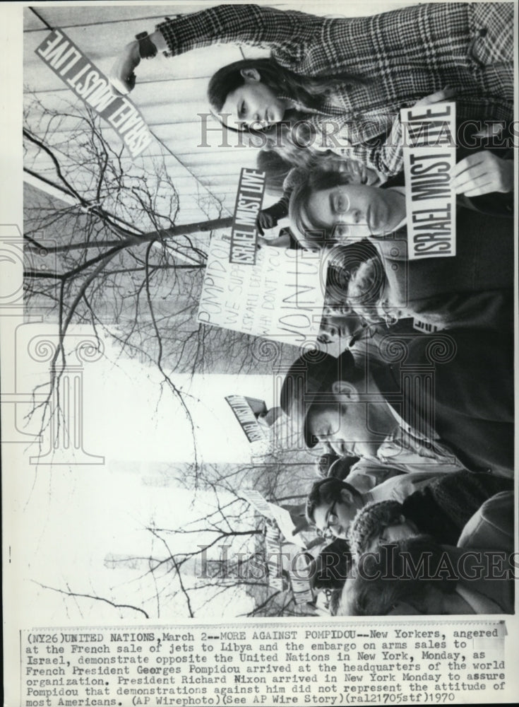 1970 Wire Photo New Yorkers demonstrate opposite the UN in New York - cvw11184 - Historic Images