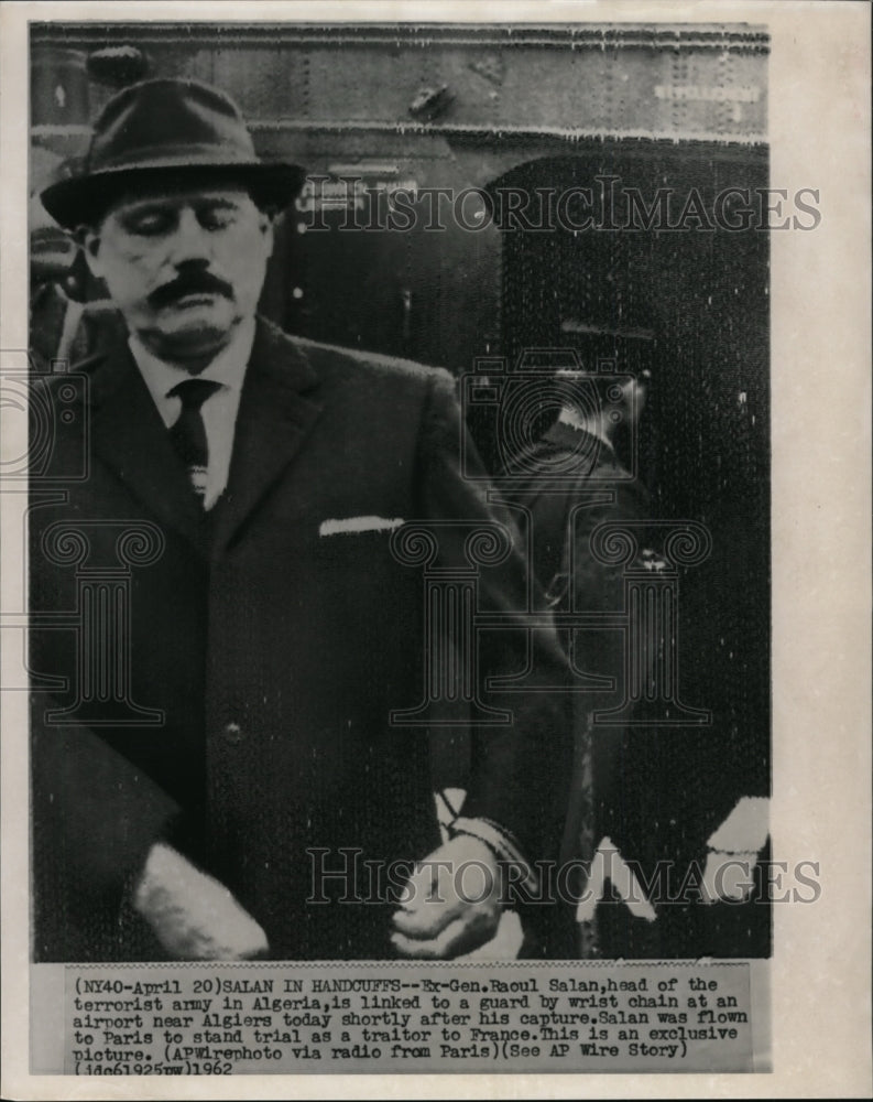 1962 Press Photo Ex-Gen.Salan is linked to a guard by wrist chain at an airport - Historic Images