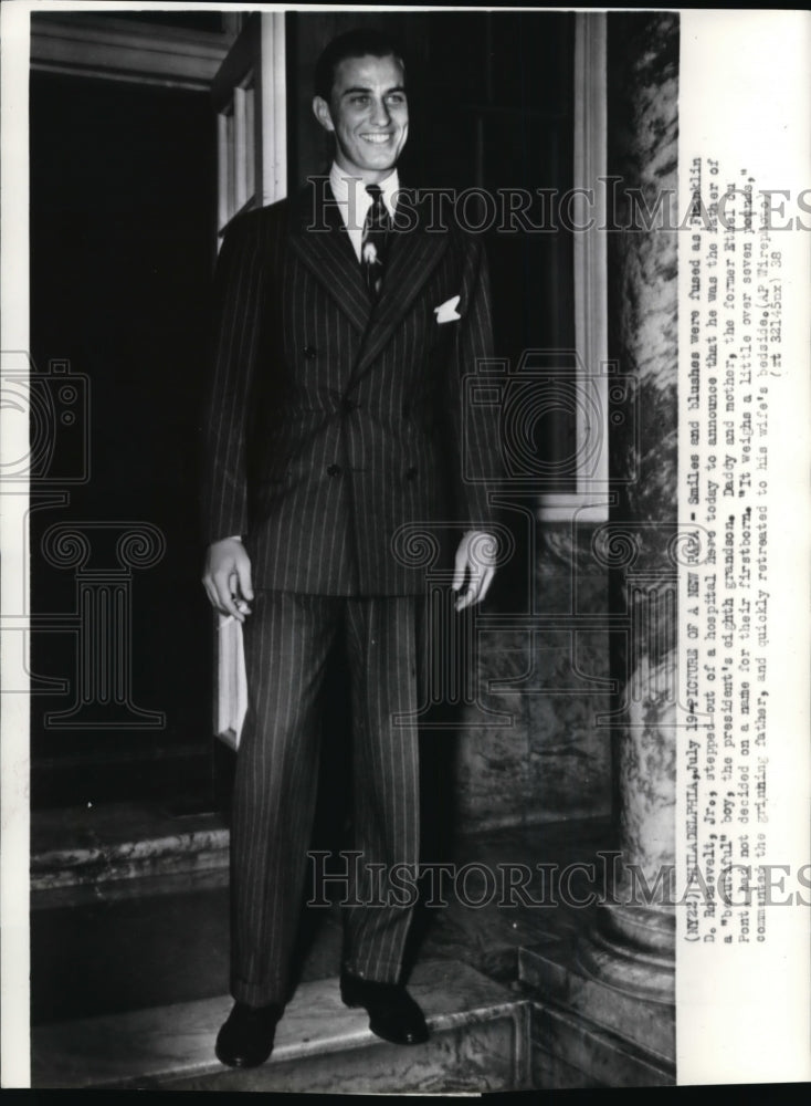 1938 Press Photo Roosevelt, Jr. stepped out of a hospital here today to announce - Historic Images