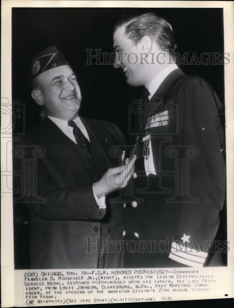 1945 Press Photo Cmdr. Roosevelt Jr. accepts the legion service medal - Historic Images