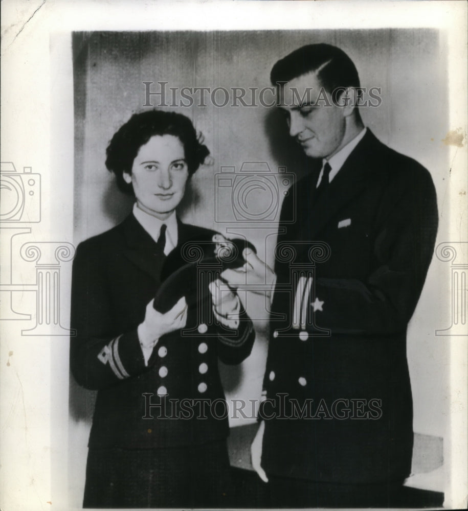 1942 Press Photo Lt. Roosevelt Jr. chats with an officer after arrival in London - Historic Images