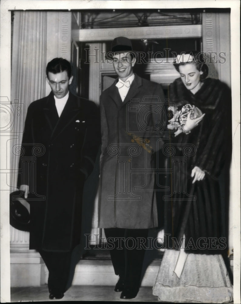 1937 Press Photo A merry party of young people gathered at the White House - Historic Images