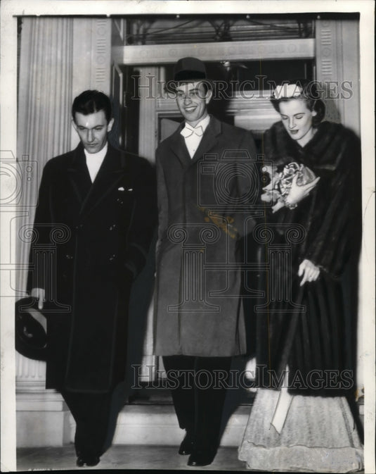 1937 Press Photo A merry party of young people gathered at the White House - Historic Images