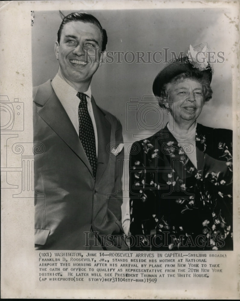 1949 Press Photo Smiling broadly, Franklin D. Roosevelt stands beside his mother - Historic Images