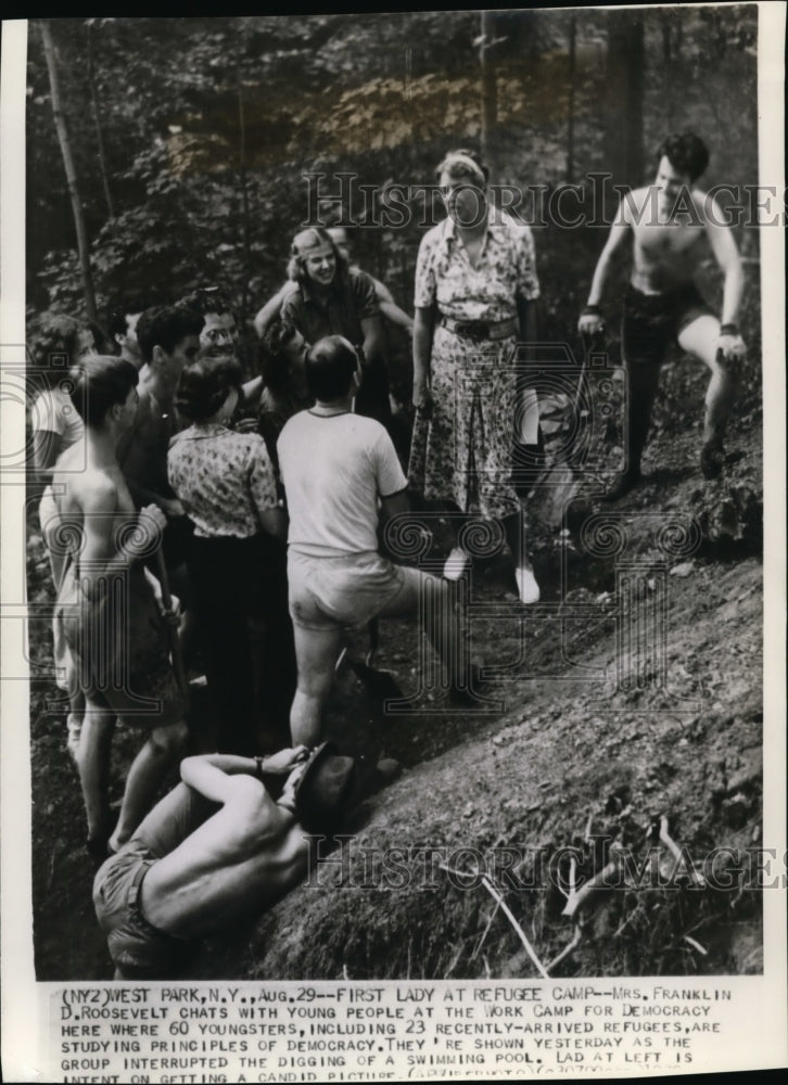 1939 Press Photo Mrs. Franklin D. Roosevelt chats with young people at the work - Historic Images