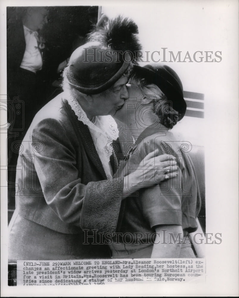 1950 Press Photo Mrs. Eleanor Roosevelt exchanges an affectionate greeting with - Historic Images