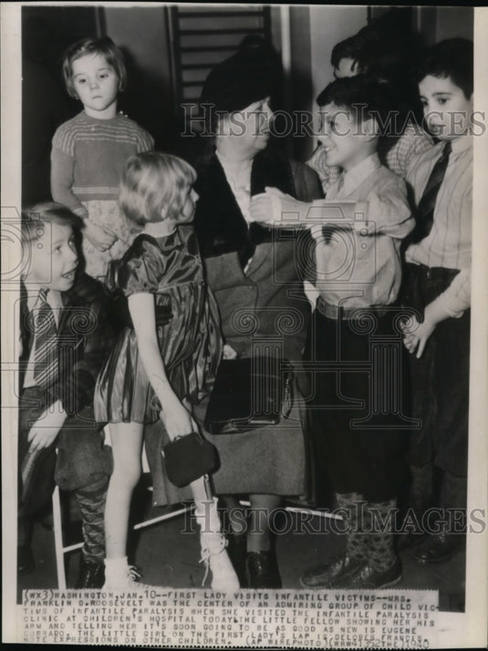 1940 Press Photo Mrs. Franklin D. Roosevelt was the center of an admiring group - Historic Images