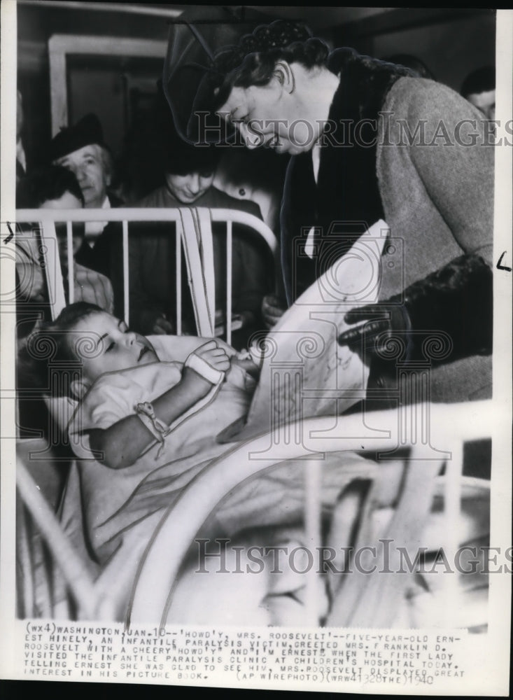 1940 Press Photo 5 year old Ernest, an Infantile paralysis victim, greeted Mrs. - Historic Images