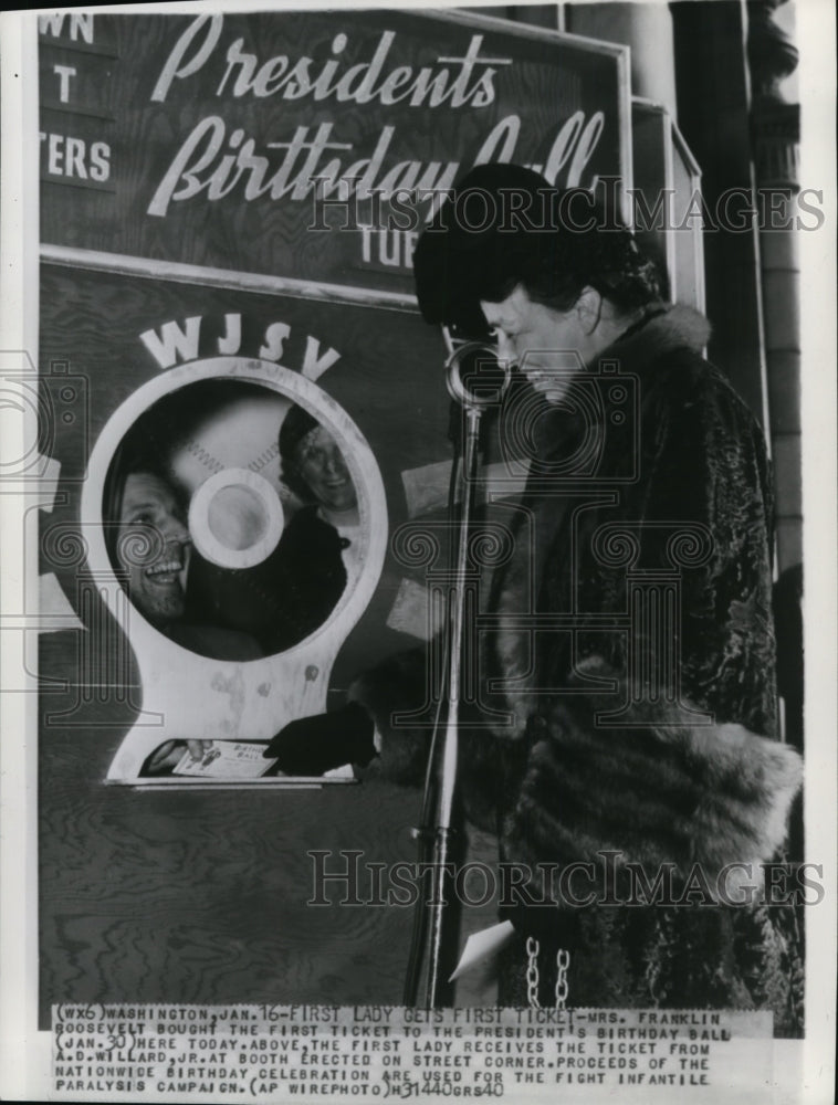 1940 Press Photo Mrs. Franklin Roosevelt bought the first ticket to the - Historic Images