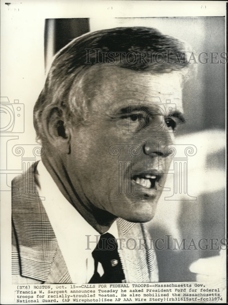 1974 Press Photo Massachusetts Gov. Francis W. Sargent announces he asked - Historic Images