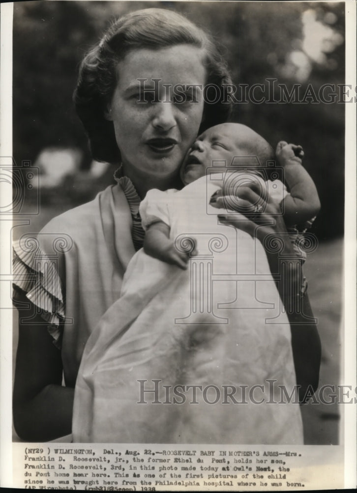 1938 Press Photo Mrs. Franklin D. Roosevelt Jr the former Ethel  holds her son - Historic Images