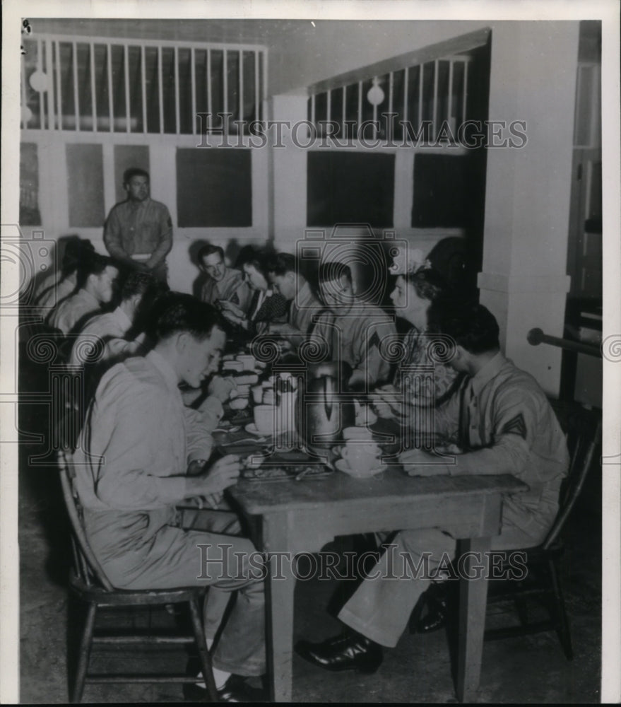 1944 Press Photo Mrs.F.D. Roosevelt Sits Down for Chow with Enlisted Marines - Historic Images