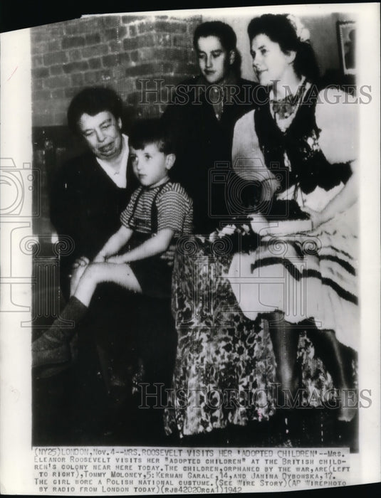 1942 Press Photo Mrs.E Roosevelt Visits Her Adopted Children at British Children - Historic Images