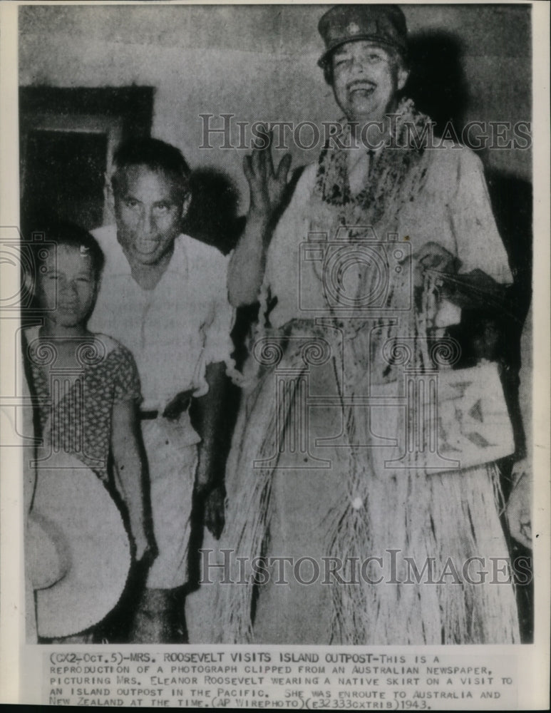 1943 Press Photo Mrs.Eleanor Roosevelt Wearing a Native Skirt in the Pacific - Historic Images