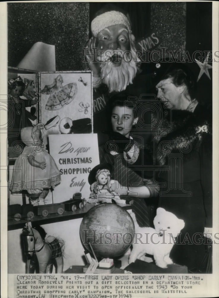 1943 Wire Photo Mrs.E.Roosevelt Points Out a Gift in a Department Store-Historic Images