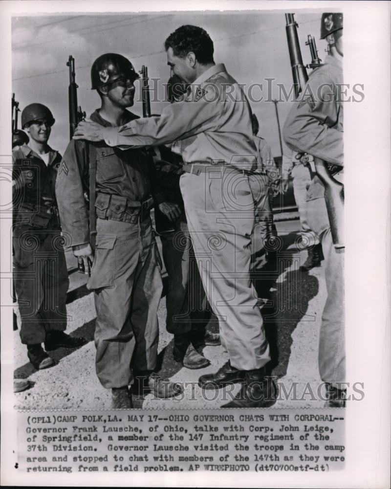 1952 Press Photo Ohio Gov. Frank Lausche talks with Corp. John Leige - Historic Images