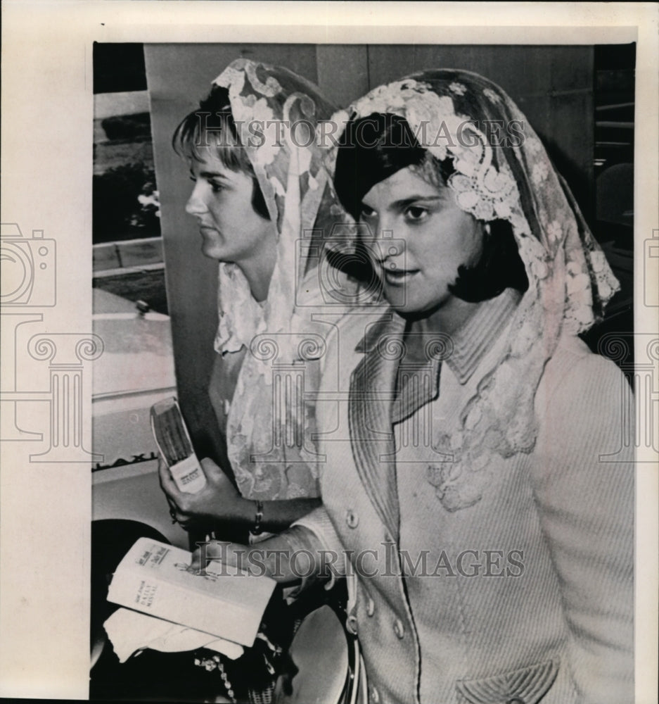 1965 Press Photo Luci Baines Johnson arrives at St. Ann&#39;s Infant Home - Historic Images