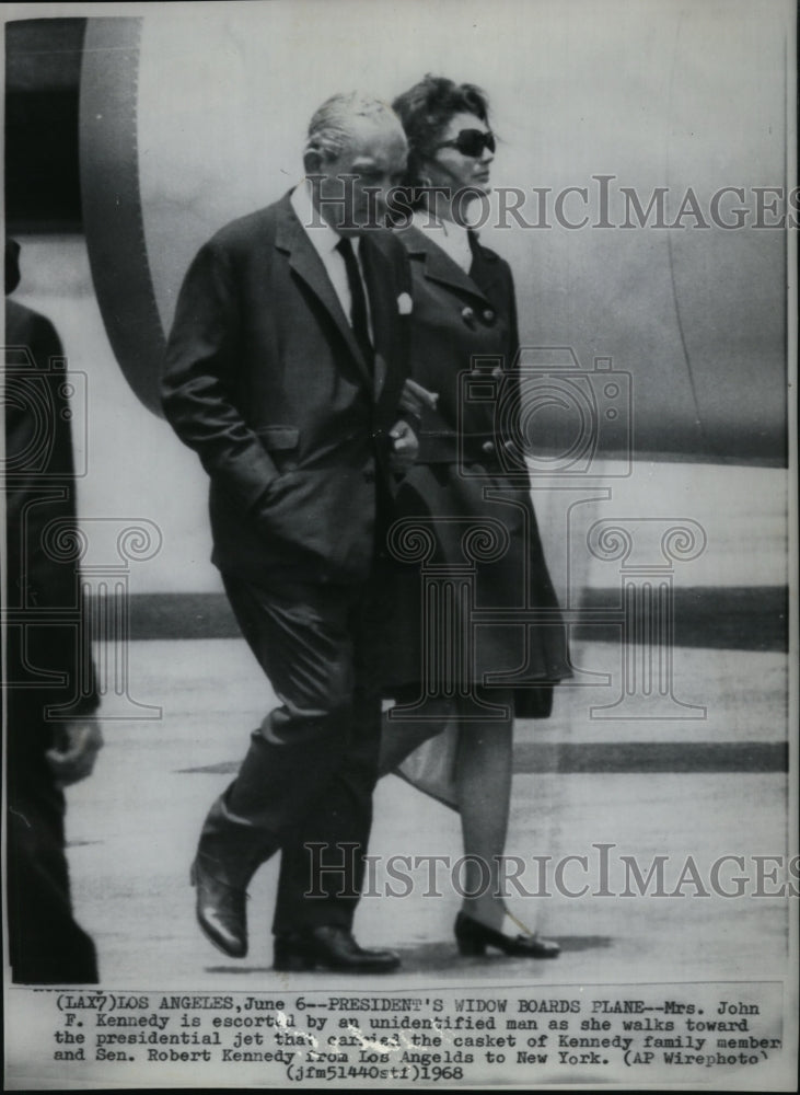 1968 Press Photo Mrs John F Kennedy is escorted by an unidentified man as she - Historic Images