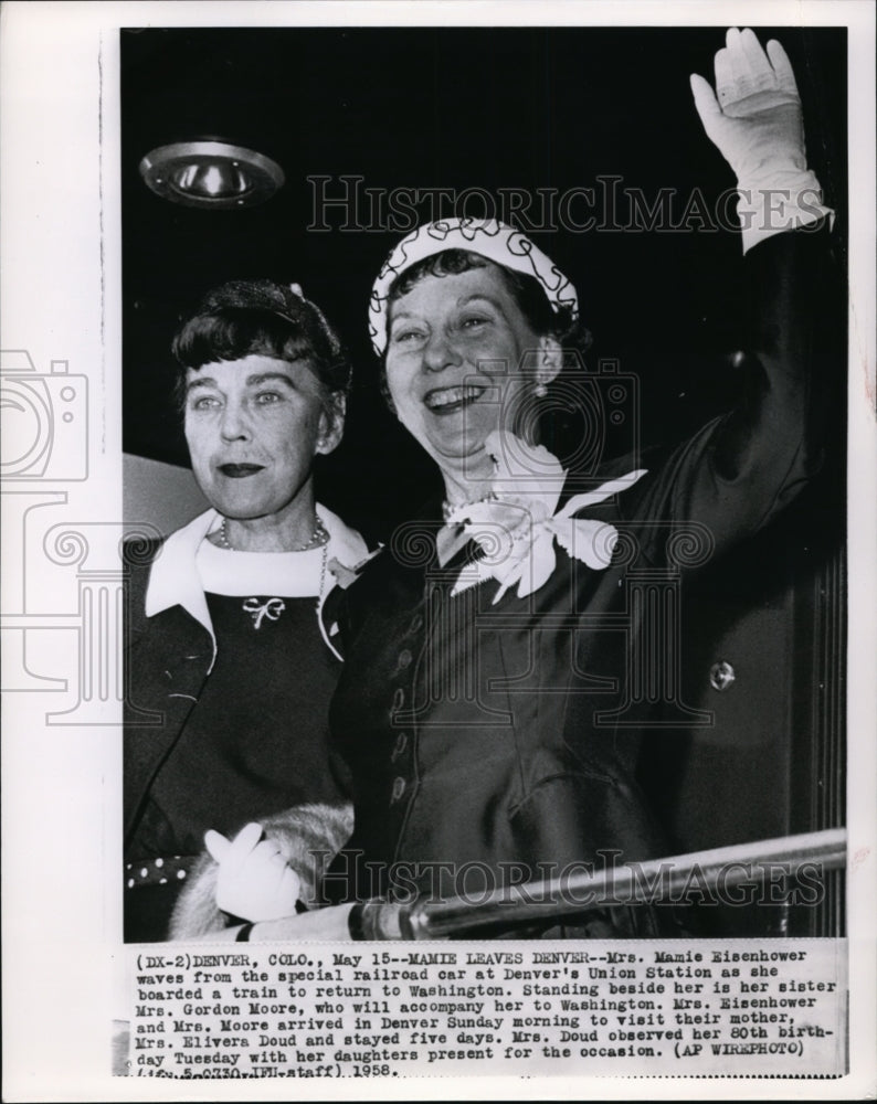 1958 Press Photo Mamie Eisenhower with her sister Gordon Moore at Union Station - Historic Images