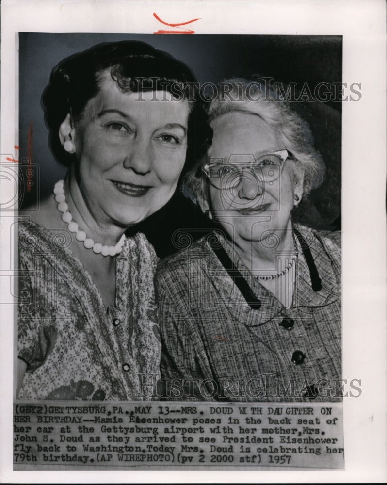 1957 Press Photo Mamie Eisenhower &amp; mother Mrs. John Doud at Gettysburg airport - Historic Images