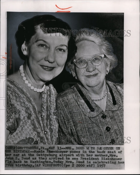 1957 Press Photo Mamie Eisenhower & mother Mrs. John Doud at Gettysburg airport - Historic Images