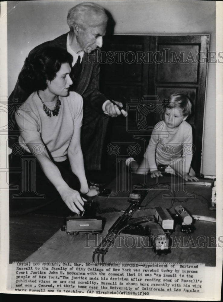 1940 Press Photo Dr. Bertud Russell of City College of N.Y. with wife and Son . - Historic Images