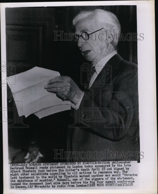 1961 Press Photo Bertrand Russell British Philosopher reads statement in London. - Historic Images
