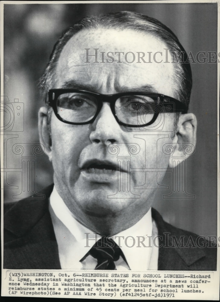 1971 Press Photo Asst Agriculture Sec Richard Lyng on news conference - Historic Images