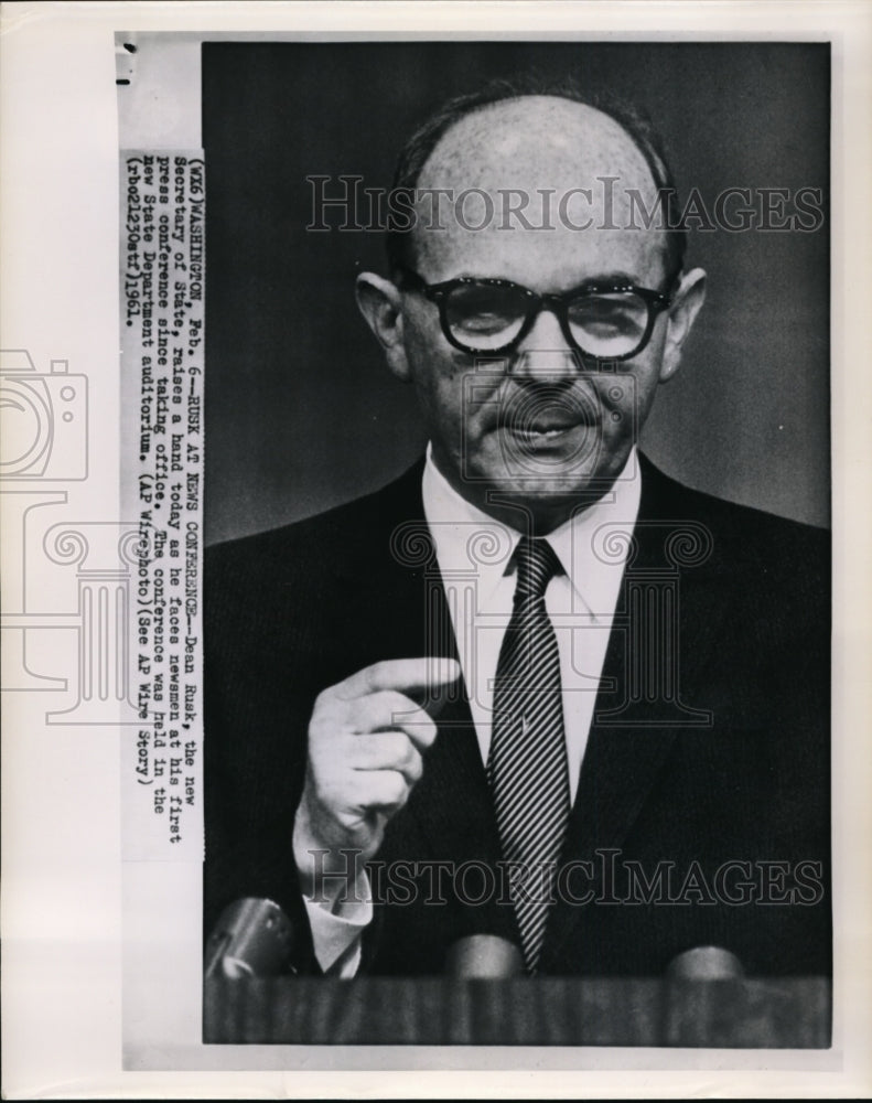 1981 Press Photo Dean Rusk raises a hand as he faces newsmen - Historic Images