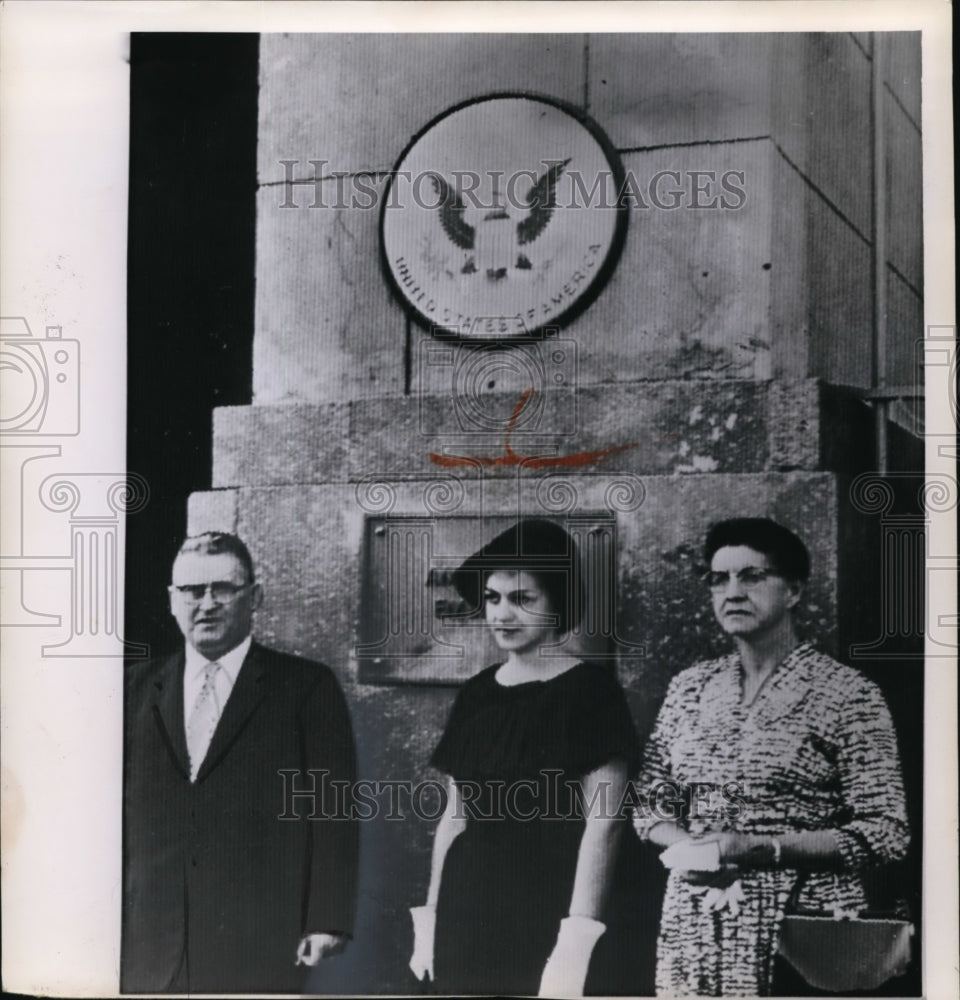 1962 Press Photo Powers&#39; Kin at American Embasy in Moscow - Historic Images