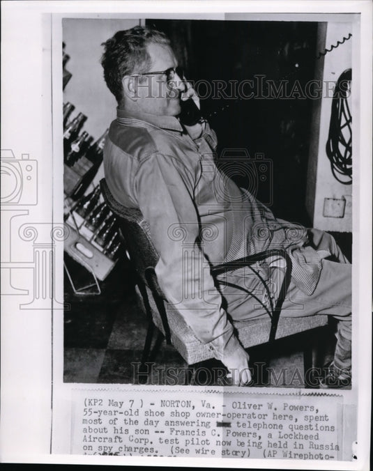 1960 Press Photo Oliver W. Powers, shoe shop owner-operator - Historic Images