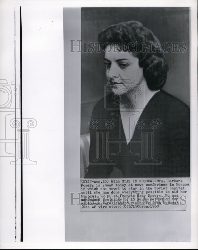 1960 Press Photo Mrs. Barbara Powers at news conference in Moscow - Historic Images