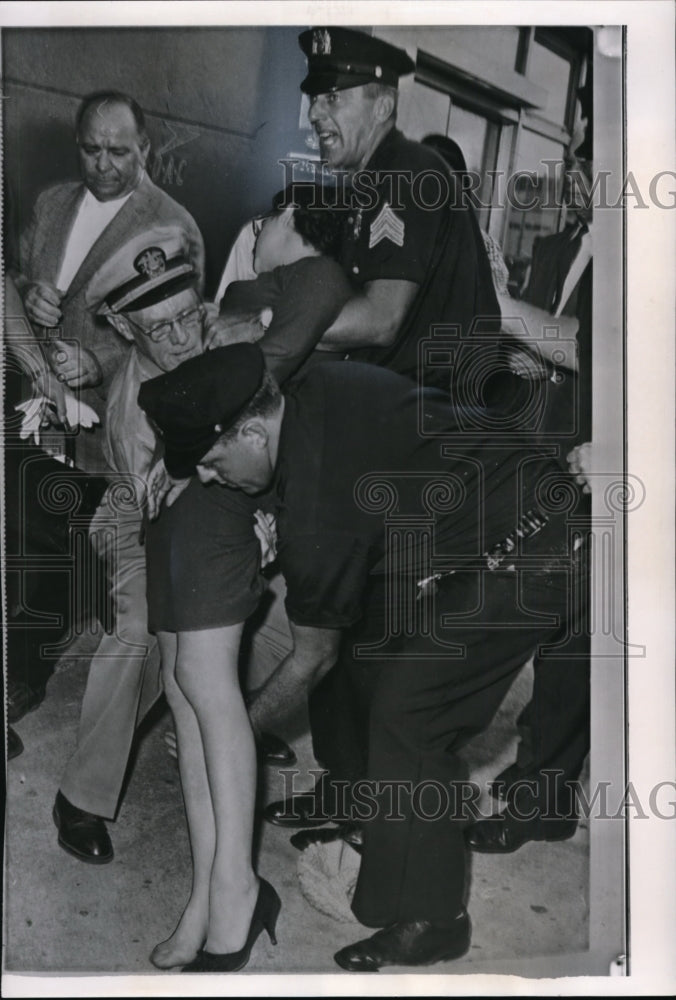 1960 Press Photo Mrs. Barbara Powers collapses in faint on arrival - Historic Images