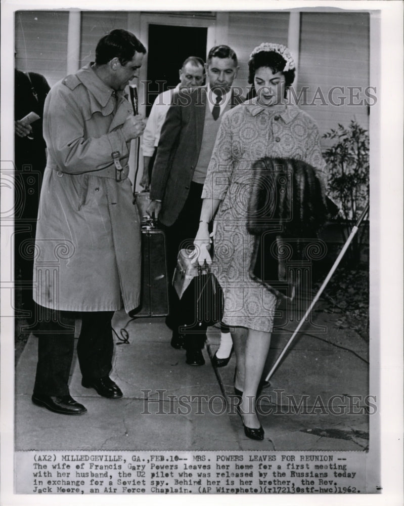 1962 Press Photo Mrs. Powers leaves for Reunion - Historic Images