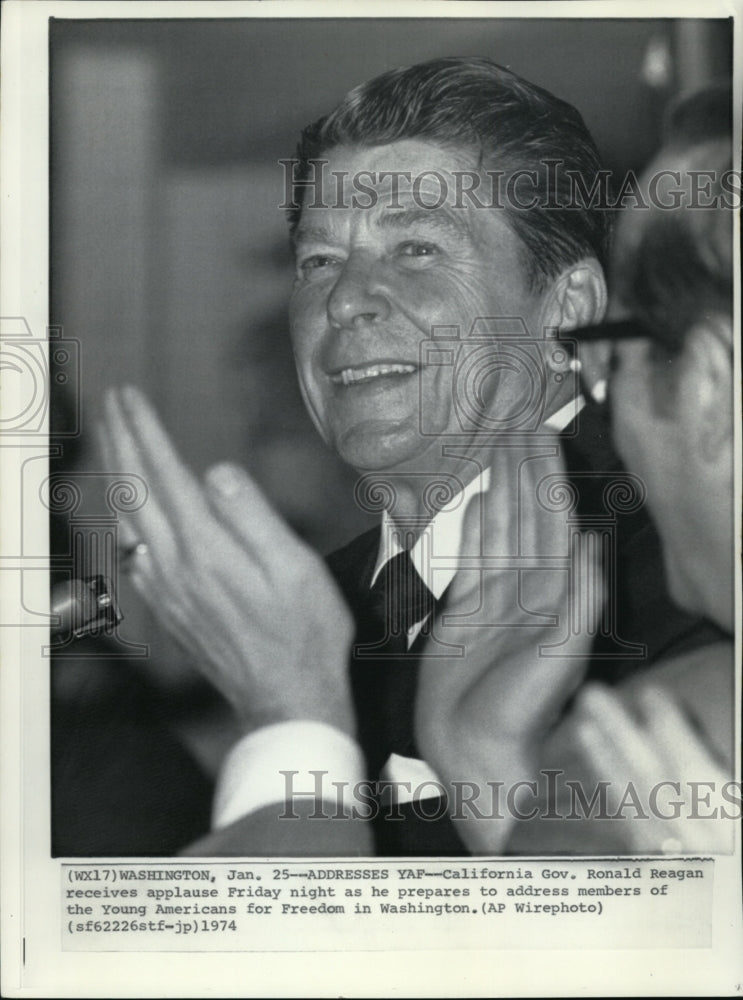 1974 Press Photo California Gov. Ronald Reagan receives applause as he prepares - Historic Images