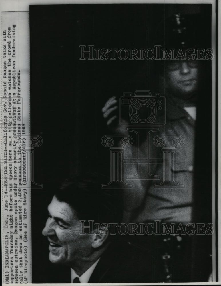 1968 Press Photo Gov. Ronald Reagan talks with reporters before his speech as a - Historic Images