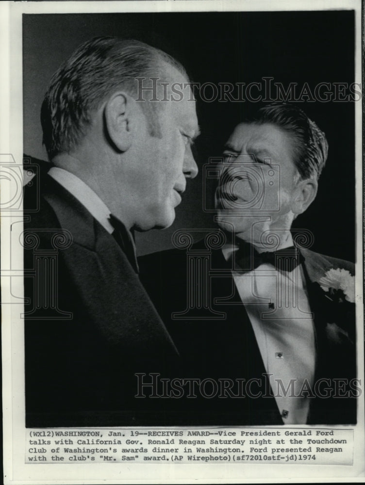 1974 Press Photo Vice President Gerald Ford talks with Ronald Reagan at the - Historic Images