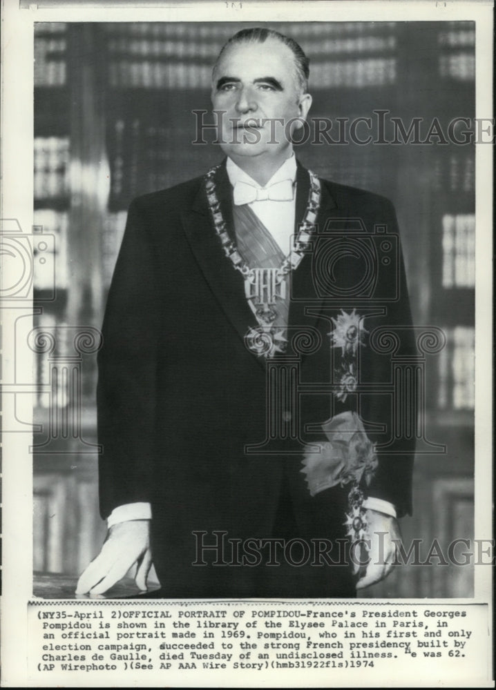 1974 Press Photo France President George Pompidou is shown in the library of the - Historic Images