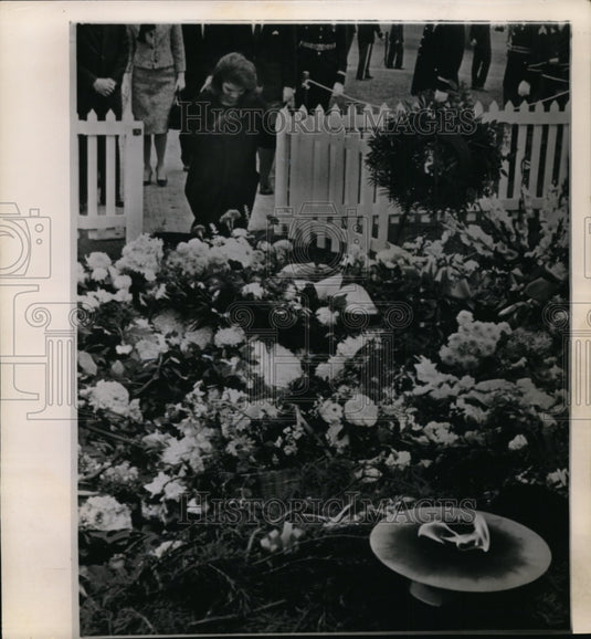 1963 Press Photo Mrs. Jacqueline Kennedy kneels and makes the Sign of the Cross - Historic Images
