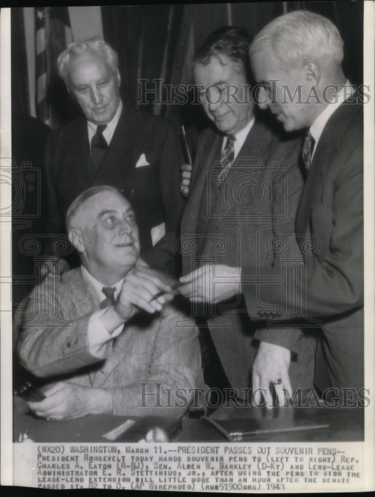1943 Press Photo Pres. Roosevelt hands souvenir pens to Stettinius - Historic Images