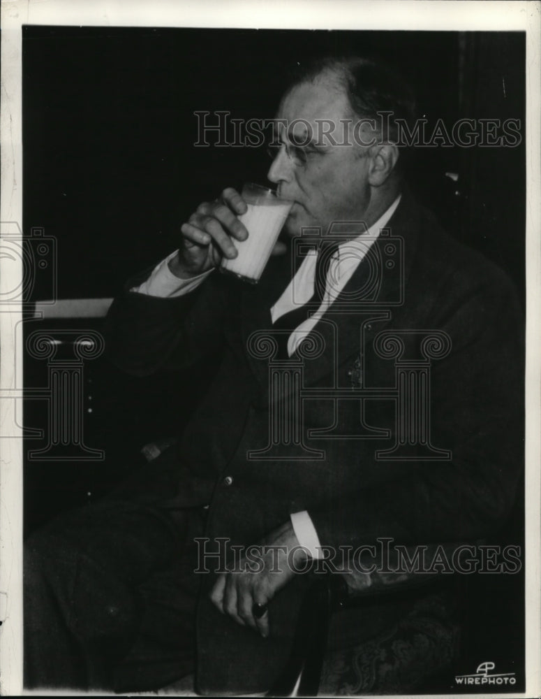 1938 Press Photo Pres. Roosevelt drinking milk - Historic Images