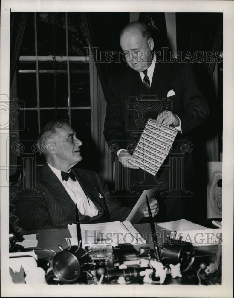 1944 Press Photo Pres Roosevelt, first purchaser of 1944 Seal of Nat&#39;l TB Assn - Historic Images