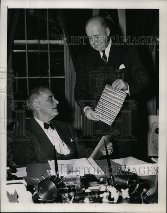 1944 Press Photo Pres Roosevelt, first purchaser of 1944 Seal of Nat'l TB Assn - Historic Images