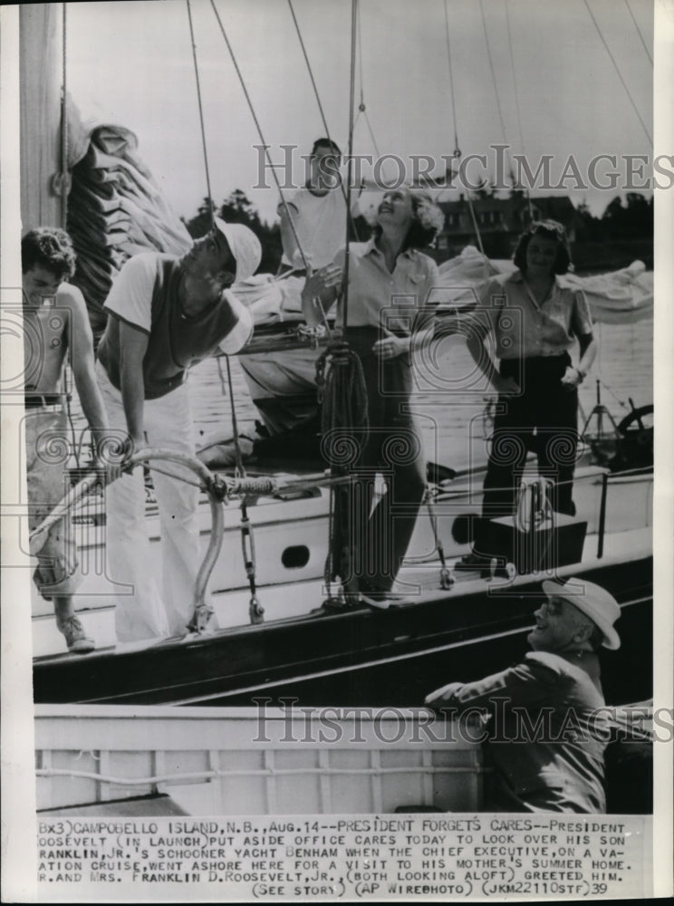 1939 Press Photo Pres. Roosevelt put aside office cares to look over his son - Historic Images