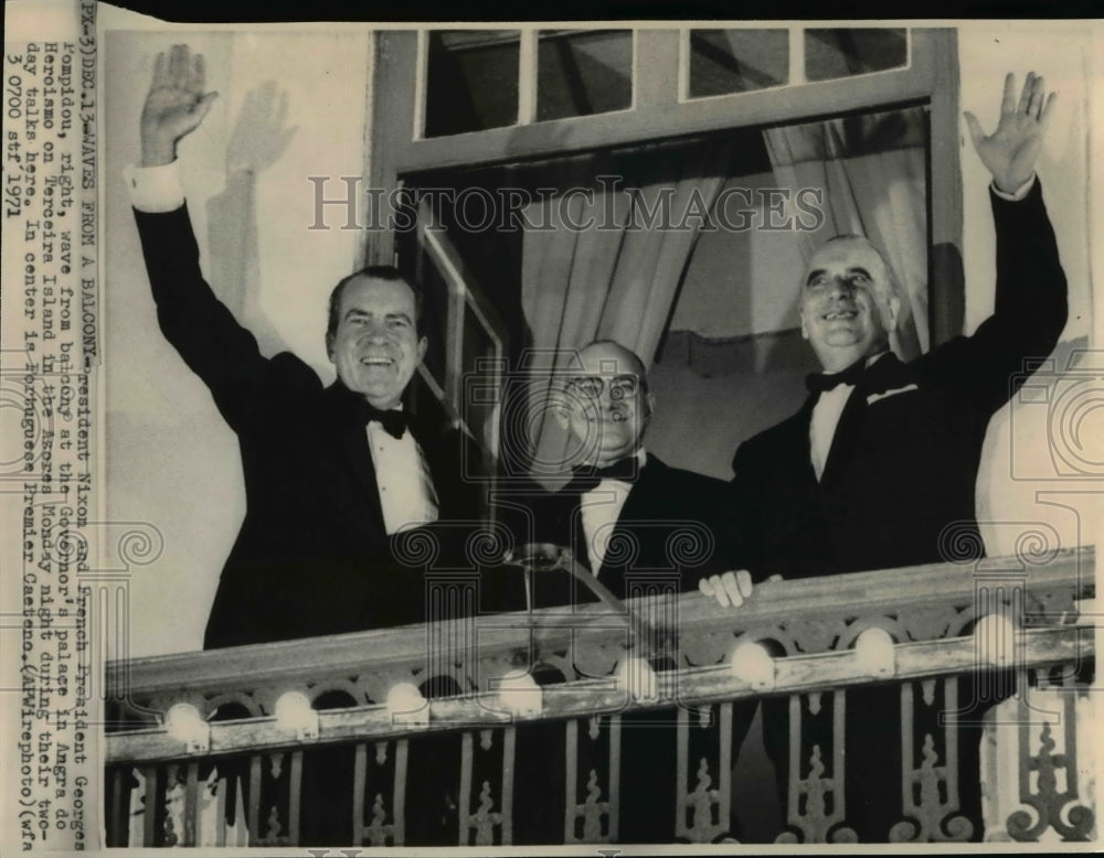 1971 Press Photo Presidents wave from balcony at the Governor&#39;s palace in Angra - Historic Images