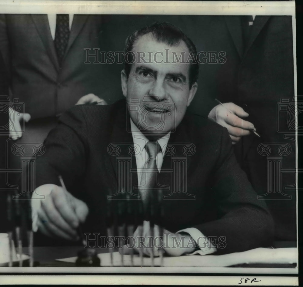 1969 Press Photo Pres. Nixon signed at the White House an executive order - Historic Images