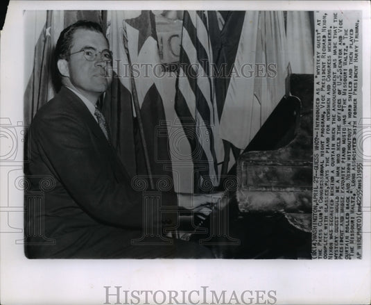 1955 Press Photo V.P. Nixon introduced as a "Mystery Guest" at the night program - Historic Images