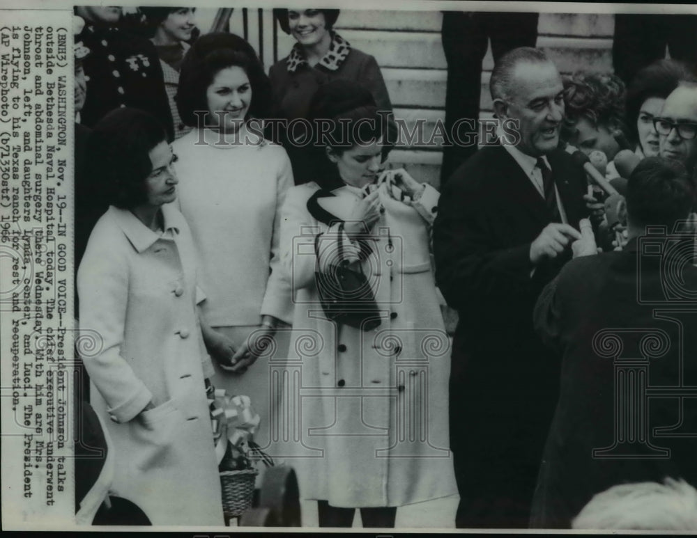 1966 Press Photo Pres Johnson talks outside Bethesda Naval Hospital  with family - Historic Images